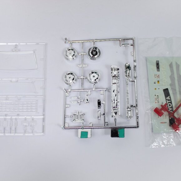 Toyota 1992 4X4 Pickup Truck 1/20 Lindberg Vintage Model Kit #72506 - Picture 11 of 14